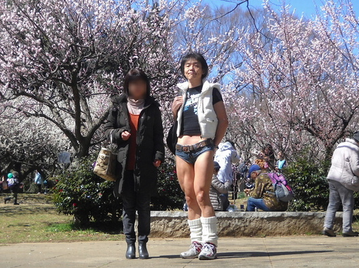 A common occurrence for Yakedoshita; yet another woman asking to be photographed with him.